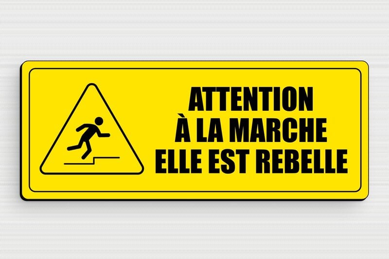 Panneaux de signalisation humoristiques - Attention à la marche - Elle est rebelle - PVC - Jaune Texte Noir - 150 x 60 mm - 150 x 60 mm - PVC - jaune-noir - glue - humour-attention-marche-004-3