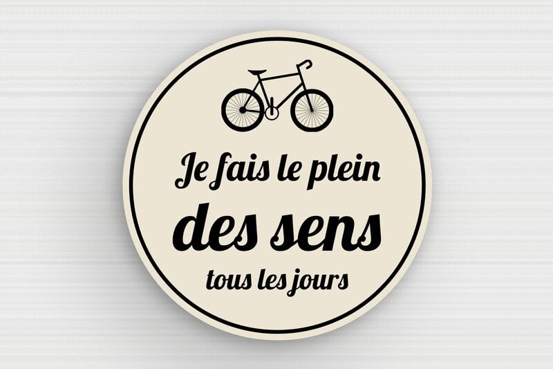 Plaque humour vélo - Plaque humoristique - Le plein des sens - PVC - Rond - 150 x 150 mm - 150 x 150 mm - PVC - ecru-noir - glue - humour-velo-002-3