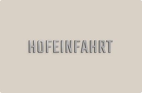 Aluminiumschilder - Schriftzug an der Hofeinfahrt - brosse - glue-cutout - cutout-at-hofeinfahrt-als-schmaler-versalschriftzug-geburstetes-aluminium