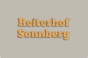 Pferdeschild - Hofname über der Einfahrt - bambou - glue-cutout - cutout-at-hofname-in-massiver-slab-schrift-okoume-massivholz-hofeinfahrt