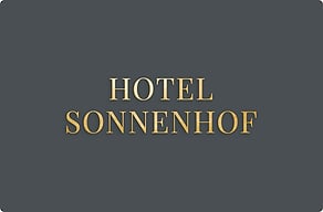 Hotelschilder - Name des Hauses am Eingang - poli-noir - glue-cutout - cutout-at-hotelname-in-messing-am-eingang