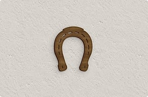 Pferdeschild - Hufeisen als freies Zeichen neben dem Tor - noyer - glue-cutout - cutout-at-hufeisen-als-volle-kontur-poliertes-messing-stalltor