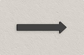 Hotelschilder - Wegweiserpfeil ohne Text - custom - glue-cutout - cutout-at-langer-wegweiserpfeil-im-gang-bedrucktes-acrylglas