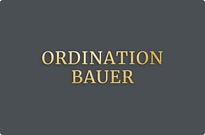 Praxisschilder mit Logo - Name der Ordination am Eingang - poli-noir - glue-cutout - cutout-at-name-der-ordination-in-messing-erhaben-am-eingang