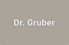 Praxisschilder mit Logo - Name mit Titel an der Ordinationstür - custom - glue-cutout - cutout-at-name-mit-titel-in-weiem-hartschaum-ordinationstur