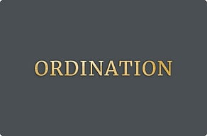 Metallschilder - Schriftzug über dem Eingang der Ordination - poli-noir - glue-cutout - cutout-at-ordination-als-schriftzug-aus-poliertem-messing-eingang