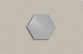Dibond-Schild nach Maß - Sechseck als freie Form an der Wand - brosse - glue-cutout - cutout-at-sechseck-als-freie-form-geburstetes-aluminium