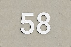 Plaque Numéro de maison blanc - Chiffre blanc pour portail sombre - custom - glue-cutout - cutout-chiffre-blanc-portail-sombre