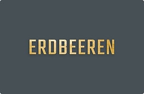 Gartenschilder Metall - Schriftzug über dem Hochbeet - poli-noir - glue-cutout - cutout-de-erdbeeren-als-schmaler-schriftzug-in-messing-hochbeet