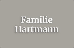 Kunststoffschilder - Familienname am Briefkasten - custom - glue-cutout - cutout-de-familienname-mit-serifen-weier-hartschaum-briefkasten
