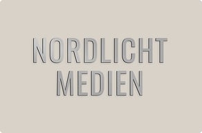 Dibond-Schild nach Maß - Firmenname als Einzelbuchstaben an der Fassade - brosse - glue-cutout - cutout-de-firmenname-als-einzelbuchstaben-geburstetes-aluminium-fassade
