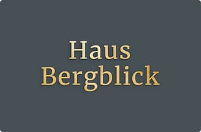Hausschilder - Hausname an der Fassade - poli-noir - glue-cutout - cutout-de-hausname-in-messing-an-der-fassade