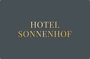 Hotelschilder - Name des Hauses am Eingang - poli-noir - glue-cutout - cutout-de-hotelname-in-messing-am-eingang
