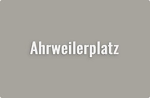 Straßenschilder - Platzname in schmalen Buchstaben - custom - glue-cutout - cutout-de-platzname-in-schmaler-grotesk-weier-hartschaum-hauswand Straßenschilder - Platzname in schmalen Buchstaben - custom - glue-cutout - cutout-de-platzname-in-schmaler-grotesk-weier-hartschaum-hauswand