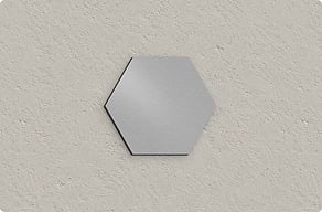 Dibond-Schild nach Maß - Sechseck als freie Form an der Wand - brosse - glue-cutout - cutout-de-sechseck-als-freie-form-geburstetes-aluminium