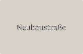 Straßenschilder - Straßenname als Einzelbuchstaben an der Fassade - brosse - glue-cutout - cutout-de-straenname-in-robuster-antiqua-geburstetes-aluminium-fassade Straßenschilder - Straßenname als Einzelbuchstaben an der Fassade - brosse - glue-cutout - cutout-de-straenname-in-robuster-antiqua-geburstetes-aluminium-fassade
