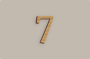 Plaque de Porte avec Numéro - Numéro de chambre chaleureux - chene - glue-cutout - cutout-fr-numero-de-chambre-a-empattements-gite-et-chambre-d-hotes