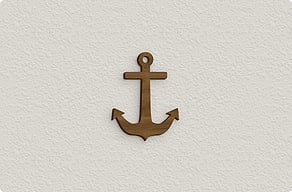 Naambord boot - Uitgesneden ankersilhouet - noyer - glue-cutout - cutout-nl-ankersilhouet-in-gepolijst-messing-kajuitwand Naambord boot - Uitgesneden ankersilhouet - noyer - glue-cutout - cutout-nl-ankersilhouet-in-gepolijst-messing-kajuitwand