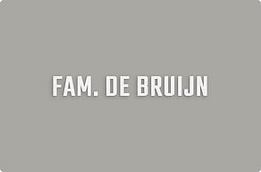 Modern huisnummerbord - Familienaam in reliëf - custom - glue-cutout - cutout-nl-familienaam-in-wit-forex-naast-de-voordeur