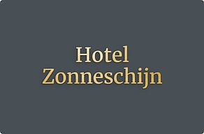 Bewegwijzering hotel - Hotelnaam in losse letters - poli-noir - glue-cutout - cutout-nl-hotelnaam-in-gepolijst-messing-receptiewand
