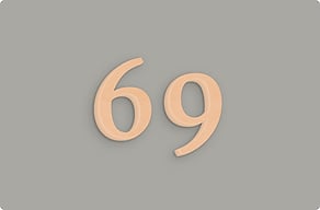 Houten huisnummerbord - Huisnummer voor buiten - okoume - glue-cutout - cutout-nl-huisnummer-in-okoume-voorgevel