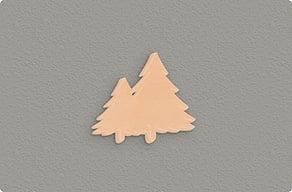 Houten huisnummerbord - Dennen naast de deur - okoume - glue-cutout - cutout-nl-twee-dennen-in-okoume-naast-het-huisnummer