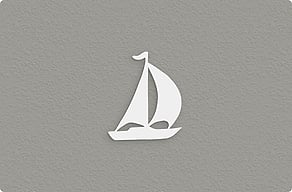 Borden Vakantiewoning - Uitgesneden zeilboot - custom - glue-cutout - cutout-nl-zeilboot-in-wit-forex-gevel-aan-zee