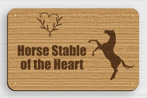 Horse Signs - Engraved Wood - chene - screws - en-uk-horse-stable-sign-001-3-1748946725644