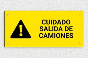 Señales de Advertencia - Señal 'Cuidado, salida de camiones' - undefined - jaune-noir - screws - es-salida-de-camiones-009-1-1747820336157