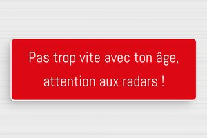 Panneaux de signalisation humoristiques - Pas trop vite avec ton âge - Attention aux radars - Plaque humoristique - PVC - 150 x 50 mm - 150 x 50 mm - PVC - rouge-blanc - glue - humour-anniversaire-001-3