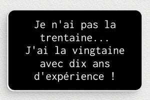 Humour anniversaire - Plaque je n'ai pas la trentaine - 100 x 60 mm - PVC - noir-blanc - glue - humour-anniversaire-30ans-005-3