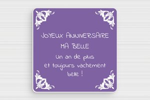 Humour anniversaire - Plaque anniversaire toujours belle - 100 x 100 mm - PVC - mauve-blanc - glue - humour-anniversaire-femme-001-3