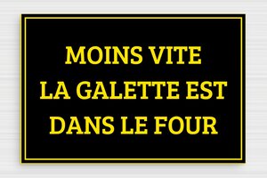 Panneau ralentir humour - Moins vite la galette est dans le four - Plaque humoristique - PVC - 210 x 140 mm - 210 x 140 mm - PVC - noir-jaune - glue - humour-autoroute-004-3