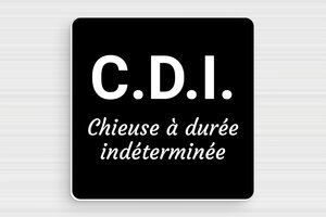 Panneau humour chieuse - Chieuse à durée indéterminée - Plaque humoristique - PVC - Noir - 100 x 100 mm - 100 x 100 mm - PVC - noir-blanc - glue - humour-chieuse-002-3