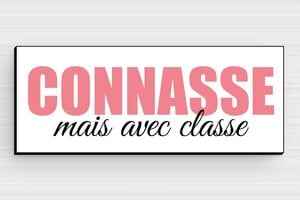 Panneau humour connasse - Connasse mais avec classe - Plaque humoristique - PVC - 100 x 40 mm - 100 x 40 mm - PVC - custom - glue - humour-connasse-002-3