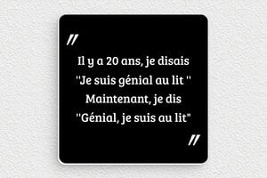 Panneau humour couple - Je suis génial au lit - Plaque humoristique - PVC - 100 x 100 mm - 100 x 100 mm - PVC - noir-blanc - glue - humour-couple-055-4