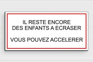 Panneau humoristique école - Il reste encore des enfants à écraser - Plaque humoristique - PVC - 150 x 70 mm - 150 x 70 mm - PVC - custom - glue - humour-ecole-003-1