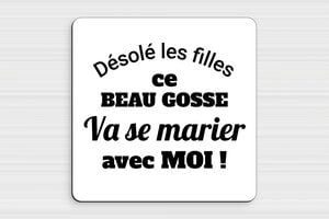 Panneau mariage humour - Plaque ce beau gosse est à moi - 200 x 200 mm - PVC - blanc-noir - glue - humour-enterrement-vie-jeune-fille-003-3