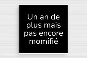 Humour anniversaire - Un an de plus mais pas encore momifié - Plaque humoristique - PVC - 100 x 100 mm - 100 x 100 mm - PVC - noir-blanc - glue - humour-noir-anniversaire-001-3