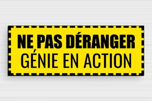 Panneaux de signalisation humoristiques - Ne pas déranger - Génie en action - Plaque de chambre - 150 x 55 mm - 150 x 55 mm - PVC - jaune-noir - glue - humour-plaque-porte-003-3