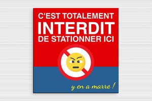 Panneau interdiction humour - Plaque totalement interdit de stationner ici - 200 x 200 mm - PVC - custom - glue - humour-stationnement-interdit-004-3