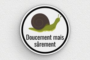 Panneaux de signalisation humoristiques - Doucement mais sûrement - Plaque humoristique - PVC - Rond - 100 x 100 mm - 100 x 100 mm - PVC - gris-noir - glue - humour-vitesse-001-3