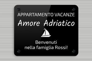 Targhette per porta d'ingresso - Plexiglass - undefined - noir-blanc - screws-caps - it-cartello-appartamento-vacanze-001-1-1747215859147