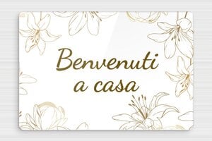 Cartelloni di benvenuto  - Cartello 'Benvenuti a casa nostra con motivo floreale' - undefined - custom - glue - it-cartello-benvenuto-005-1-1747214118699