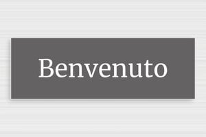 Cartelloni di benvenuto  - Cartello in PVC 'Benvenuto' - undefined - gris-souris-blanc - glue - it-cartello-benvenuto-porta-003-1-1747214008826