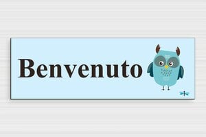 Cartelloni di benvenuto  - Cartello 'Benvenuto' con gufo - undefined - custom - glue - it-cartello-parte-ingresso-016-1-1747297319826