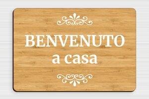 Targhette per porta in legno - Cartello in legno 'Benvenuti da noi' - undefined - bambou - glue - it-cartello-porta-benvenuto-001-1-1747214024523
