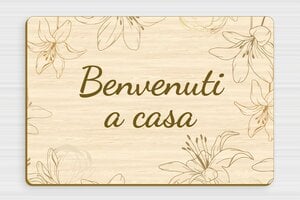 Targhette per porta in legno - Cartello 'Benvenuti a casa nostra con motivo floreale' - undefined - erable - glue - it-cartello-porta-casa-legno-002-4-1747277788775
