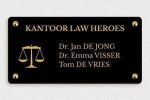 Gegraveerd PVC - noir-or - screws-caps - nl-nl-advocaat-logo-005-1-1756723891757 Gegraveerd PVC - noir-or - screws-caps - nl-nl-advocaat-logo-005-1-1756723891757