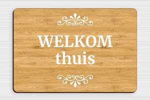 Hout naambordje voordeur - Houten bord met de tekst 'Hartelijk welkom bij ons' voor de deur - bambou - glue - nl-nl-deur-bord-welkom-001-1-1756796251675